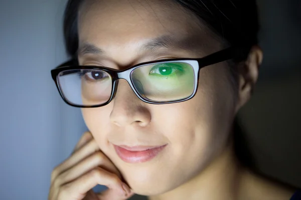 Young woman with laptop — Stock Photo, Image