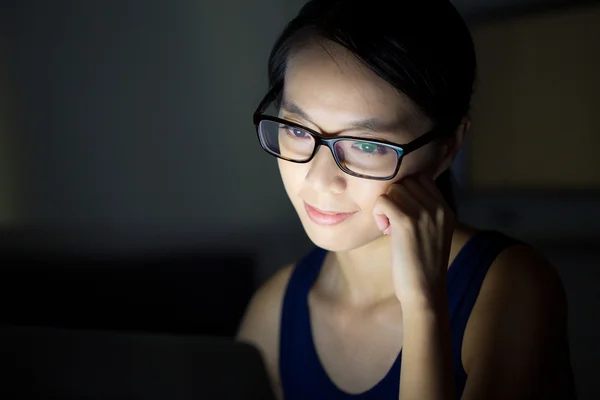 Junge Frau mit Laptop — Stockfoto