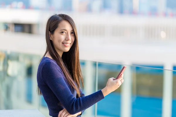 亚洲女子使用的智能手机 — 图库照片