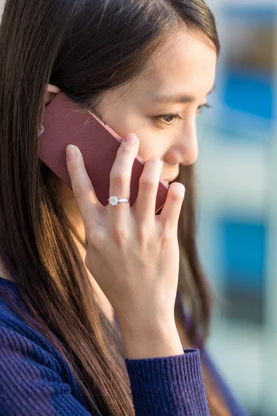 Jovem mulher falar com celular — Fotografia de Stock