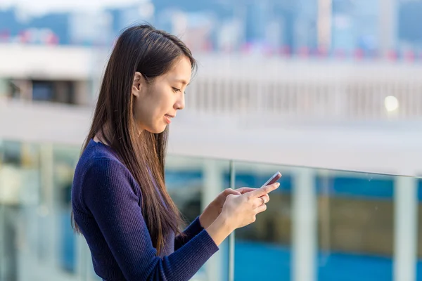 女性が携帯電話でメッセージを読んでください。 — ストック写真