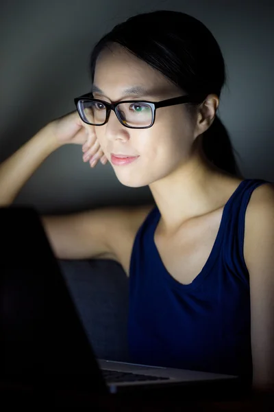 Vrouw met behulp van computer — Stockfoto
