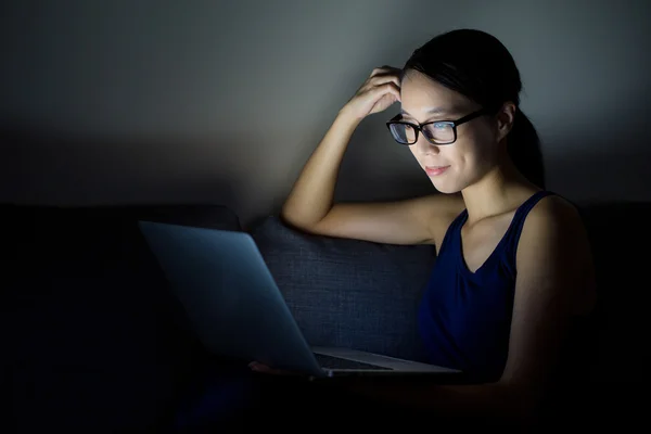 Wanita berbohong dengan laptopnya — Stok Foto