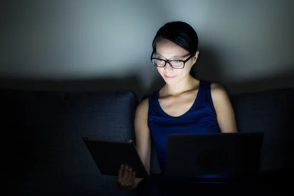 Dizüstü bilgisayar kullanan Asyalı kadın. — Stok fotoğraf