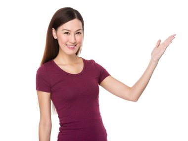 kırmızı t-shirt Asyalı genç kadın