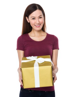 kırmızı t-shirt Asyalı genç kadın