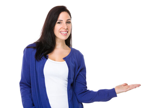 Белая брюнетка в синем кардигане
