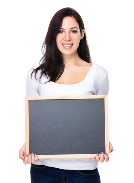 Mujer morena caucásica en camiseta blanca — Foto de Stock