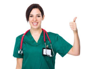 Beyaz kadın doktor stetoskop ile