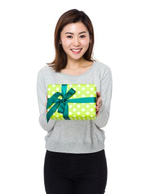 gri süveterli Asyalı genç kadın