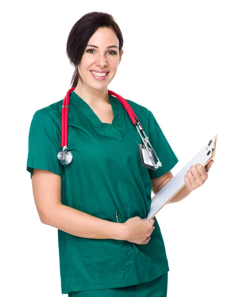 Médecin femme caucasienne avec stéthoscope — Photo