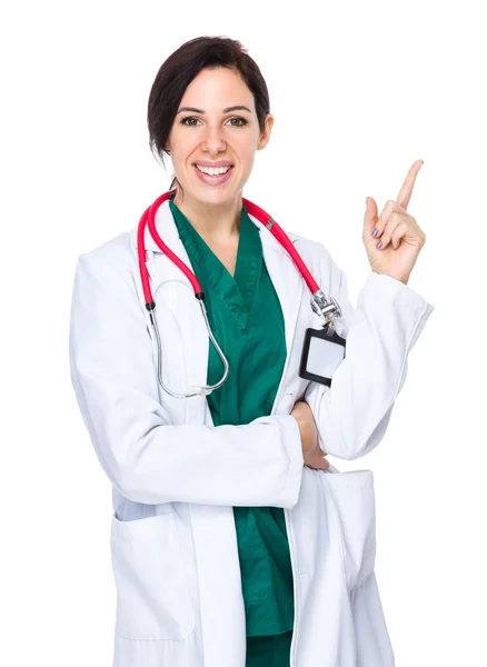 Kaukasiska kvinnliga läkare med stetoskop — Stockfoto