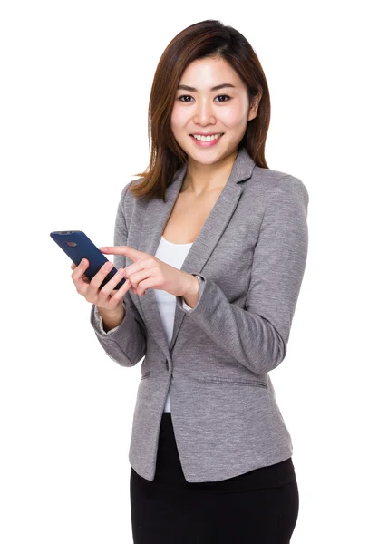 Азиатская молодая бизнесвумен в сером костюме — стоковое фото