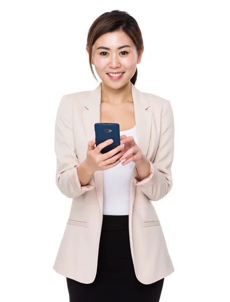 Азиатская молодая бизнесвумен в бежевом костюме — стоковое фото