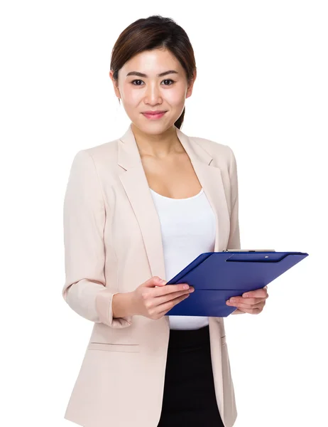 Asiática jovem empresária em terno bege — Fotografia de Stock