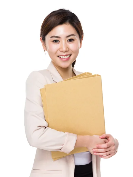 Азиатская молодая бизнесвумен в бежевом костюме — стоковое фото