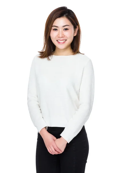 Asiatische junge Frau im weißen Pullover — Stockfoto