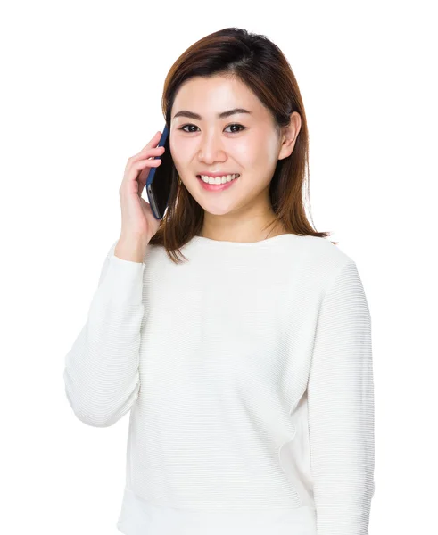 Azjatycki młoda kobieta w białym swetrze — Zdjęcie stockowe