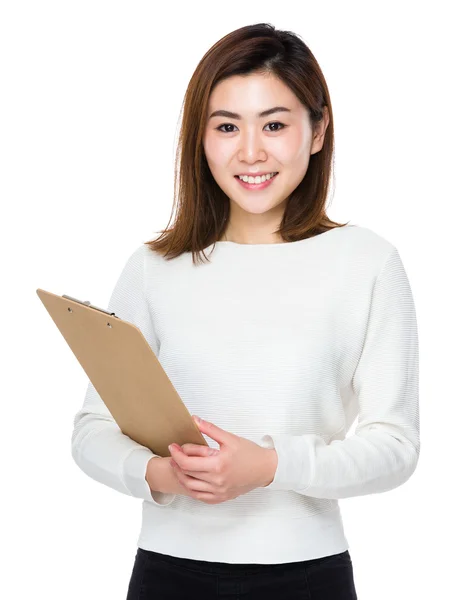 Asiatische junge Frau im weißen Pullover — Stockfoto