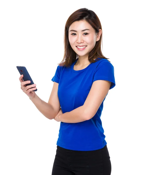 Asiatische junge Frau im blauen T-Shirt — Stockfoto