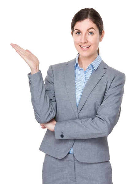 Mujer de negocios joven caucásica en traje gris — Foto de Stock