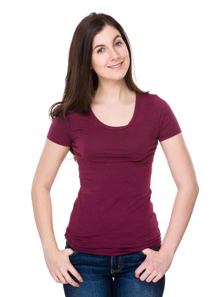 Valkoinen nuori nainen punaisessa t-paidassa — kuvapankkivalokuva