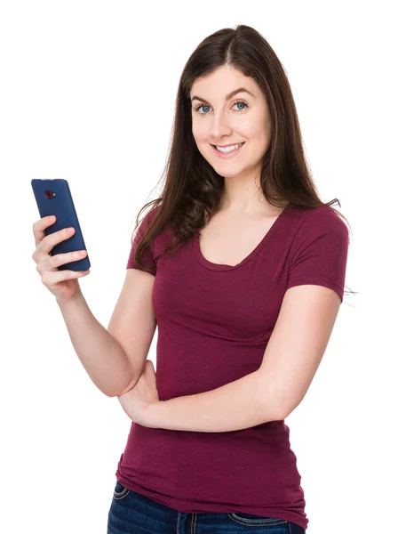 Kaukasische brunette vrouw in rode t shirt — Stockfoto