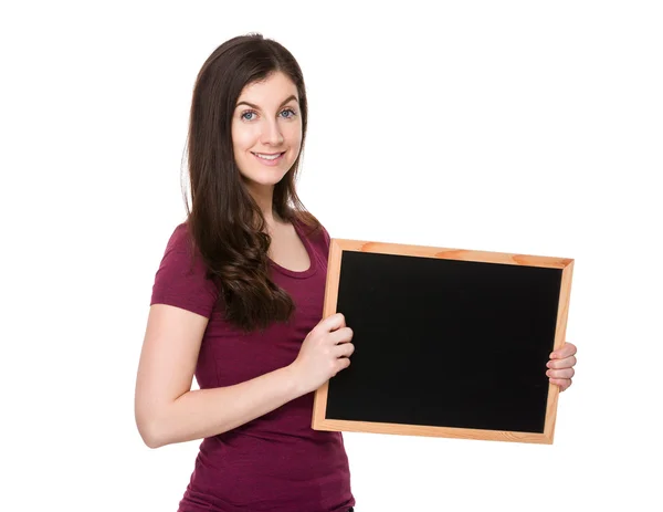 Kaukasische brünette Frau im roten T-Shirt — Stockfoto