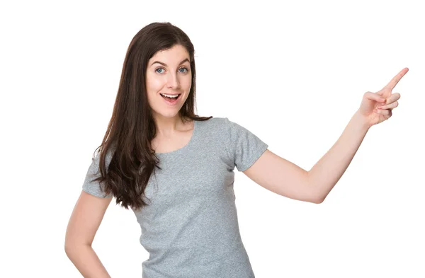 Kaukasische brünette Frau im grauen T-Shirt — Stockfoto