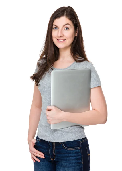 Kaukasische brunette vrouw in grijs t-shirt — Stockfoto