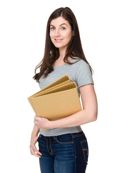 Kaukasische brünette Frau im grauen T-Shirt — Stockfoto