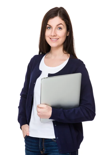 Kaukasische brünette Frau in blauer Strickjacke — Stockfoto