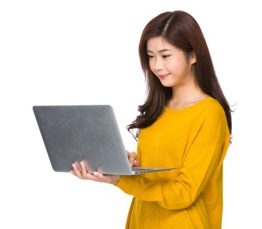 Sarı kazaklı Asyalı genç kadın