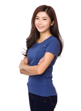 Asyalı genç kadın mavi tişört içinde