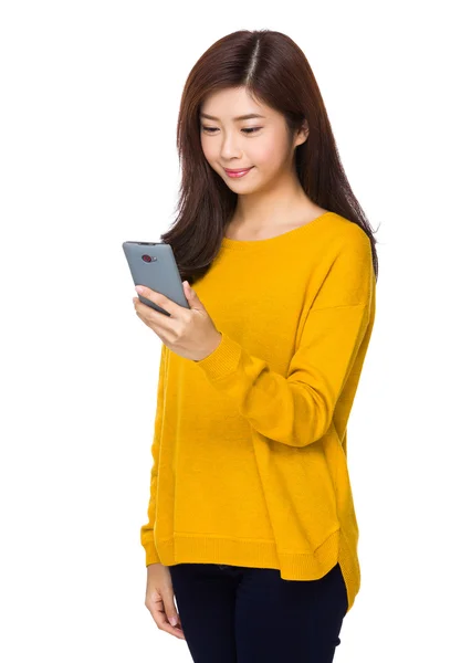 Ασιατικές νεαρή γυναίκα yn κίτρινο πουλόβερ — Φωτογραφία Αρχείου