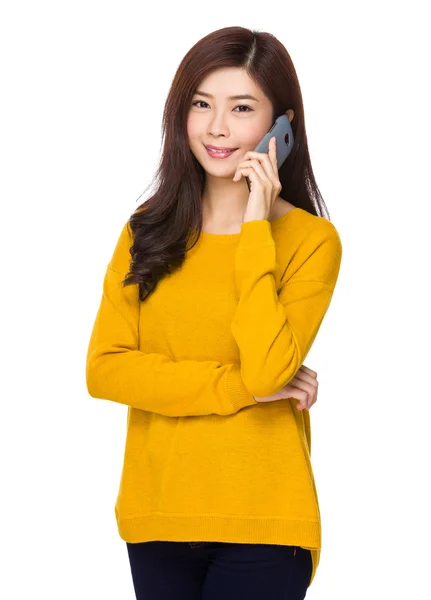 Asiatische junge Frau im gelben Pullover — Stockfoto