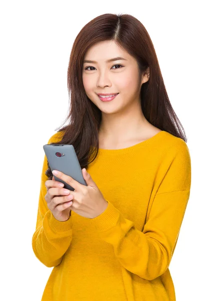 Mujer joven asiática en suéter amarillo — Foto de Stock