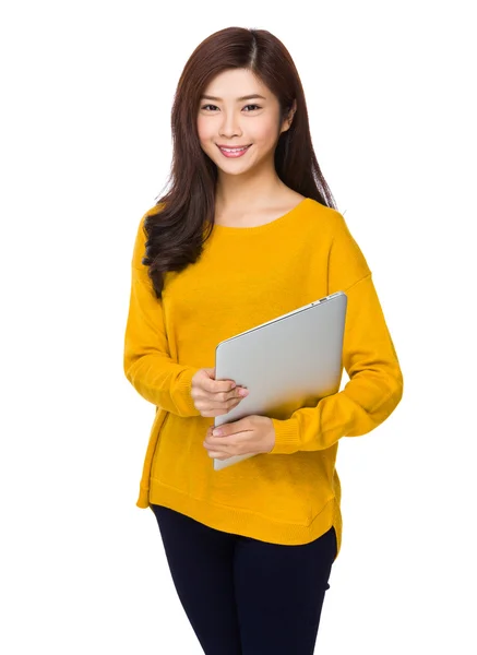 Asiatico giovane donna in giallo maglione — Foto Stock