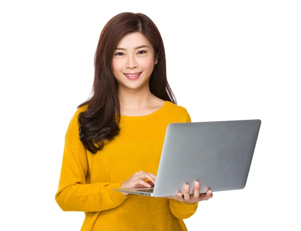 Mujer joven asiática en suéter amarillo —  Fotos de Stock