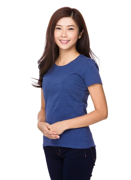 Asiatiska ung kvinna i blå t-shirt — Stockfoto