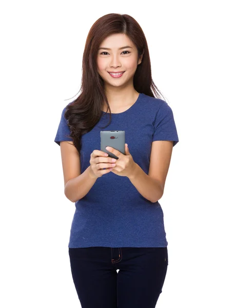 Asiatische junge Frau im blauen T-Shirt — Stockfoto