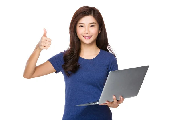 Asiática joven mujer en azul camiseta — Foto de Stock