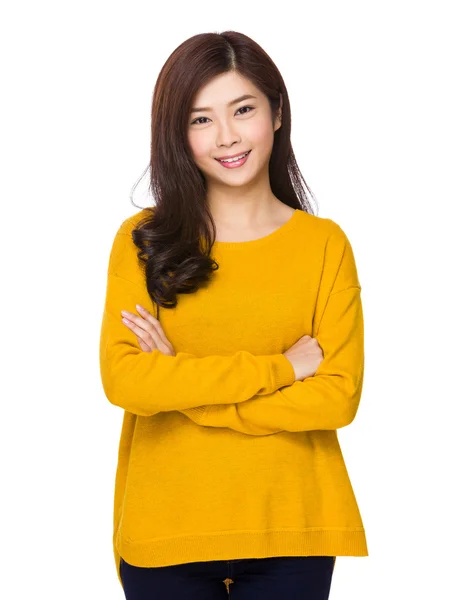 Asiatico giovane donna in giallo maglione — Foto Stock