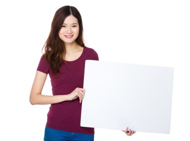 Asyalı genç kadın kırmızı t shirt