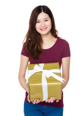 Asyalı genç kadın kırmızı t shirt