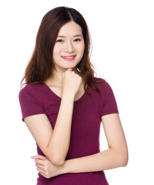 Asyalı genç kadın kırmızı t shirt