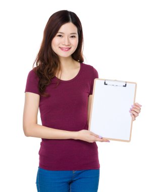 Asyalı genç kadın kırmızı t shirt