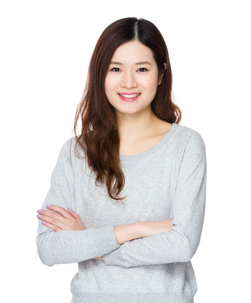 Aziatische jonge vrouw in grijze trui — Stockfoto