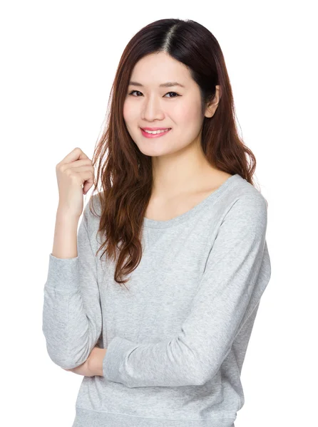 Asiatische junge Frau im grauen Pullover — Stockfoto