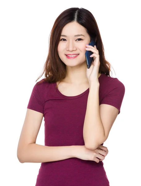 Aziatische jonge vrouw in rode t shirt — Stockfoto